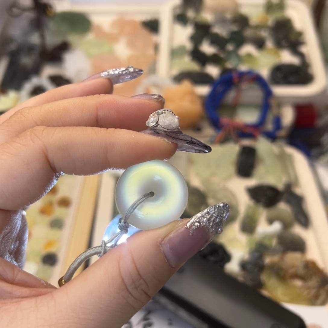 蛇纹石玉颈饰合金