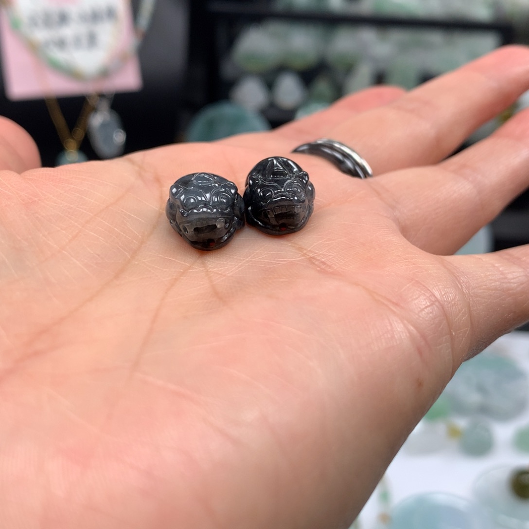 翡翠颈饰未镶嵌乌鸡貔貅一对