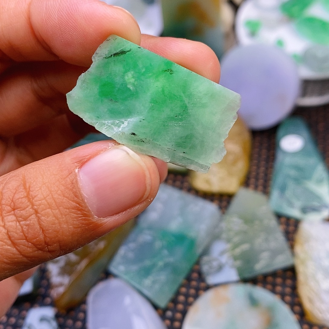 翡翠颈饰未镶嵌翡翠