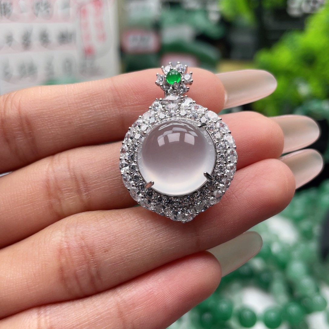 颈饰未镶嵌石英质玉（俄罗斯玉石）（卡15）