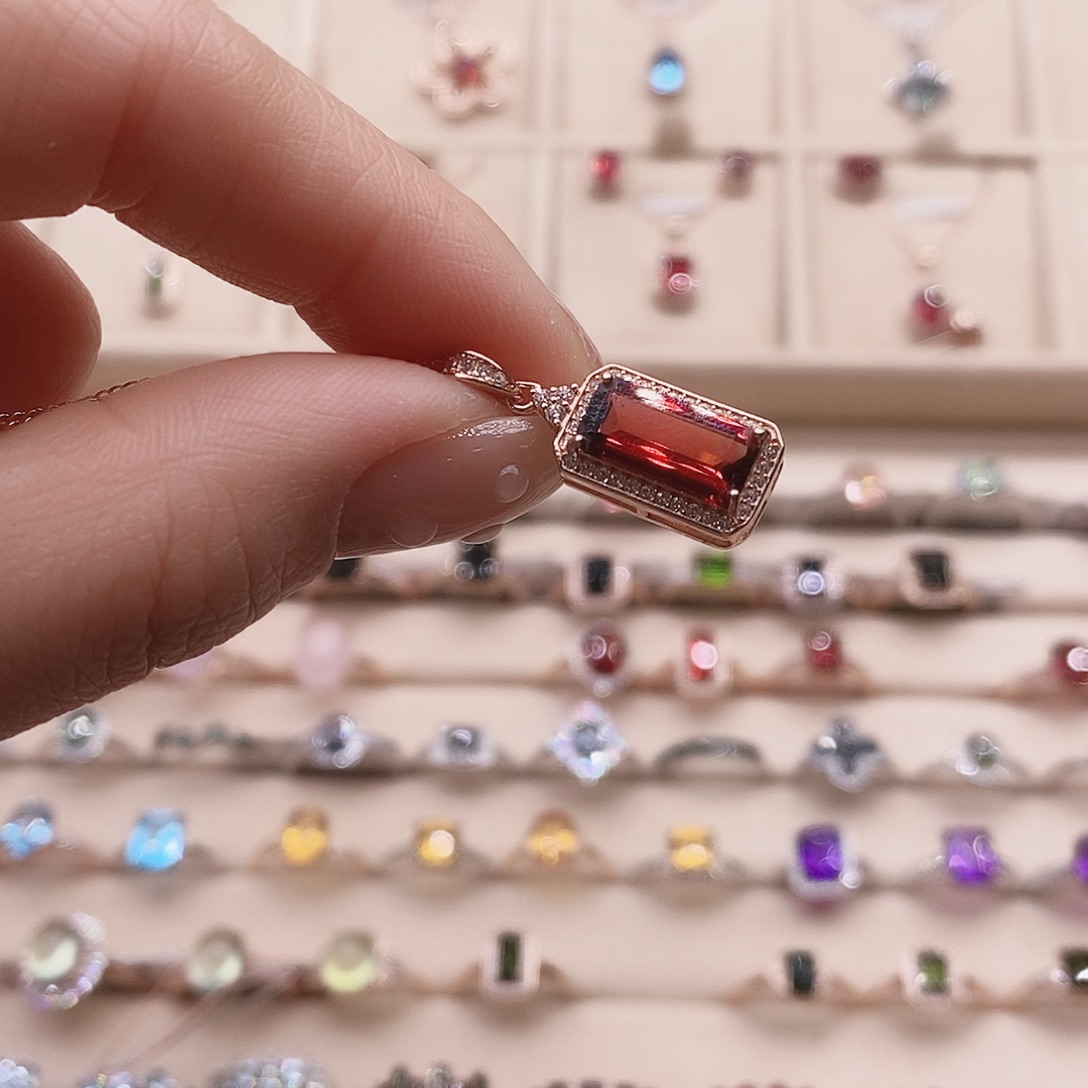 银S925镶嵌颈饰石榴石吊坠