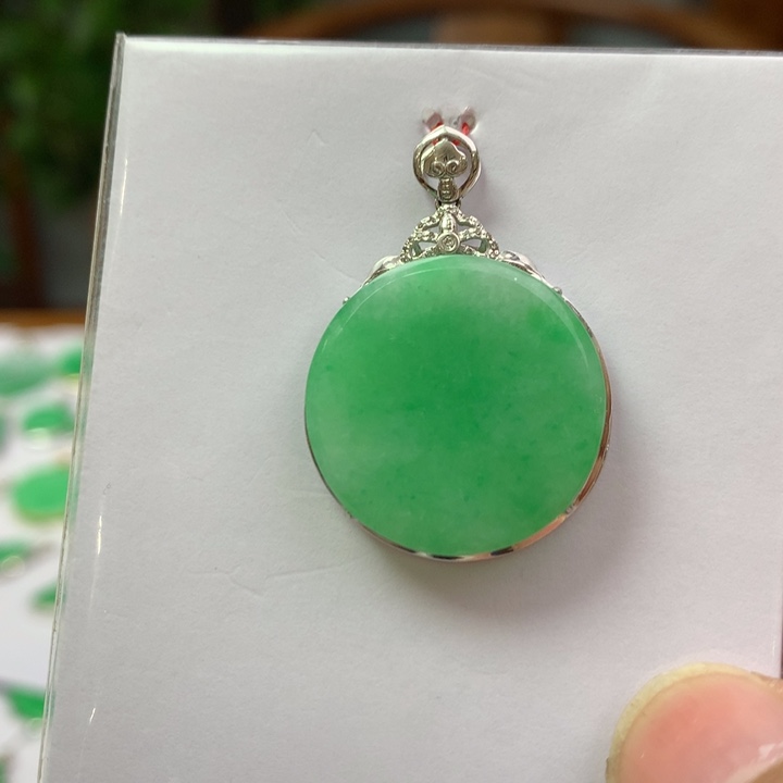 翡翠颈饰18K金镶嵌翡翠