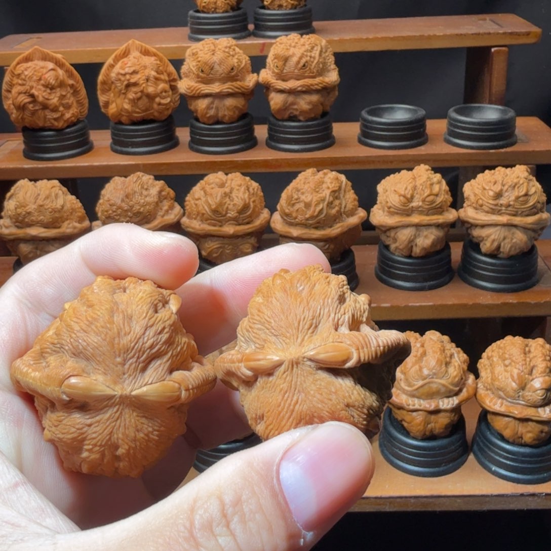 满****核桃把件白狮子雕刻吞噬