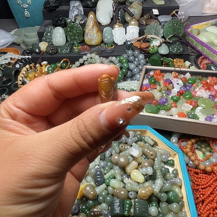 v***a和田玉未镶嵌珠宝奇石