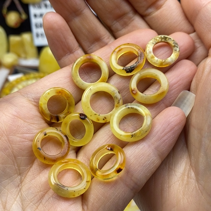 牛***律蜜蜡未镶嵌裸石瑕疵，瑕疵，有坑