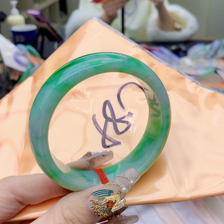 翡翠手镯未镶嵌翡翠手镯