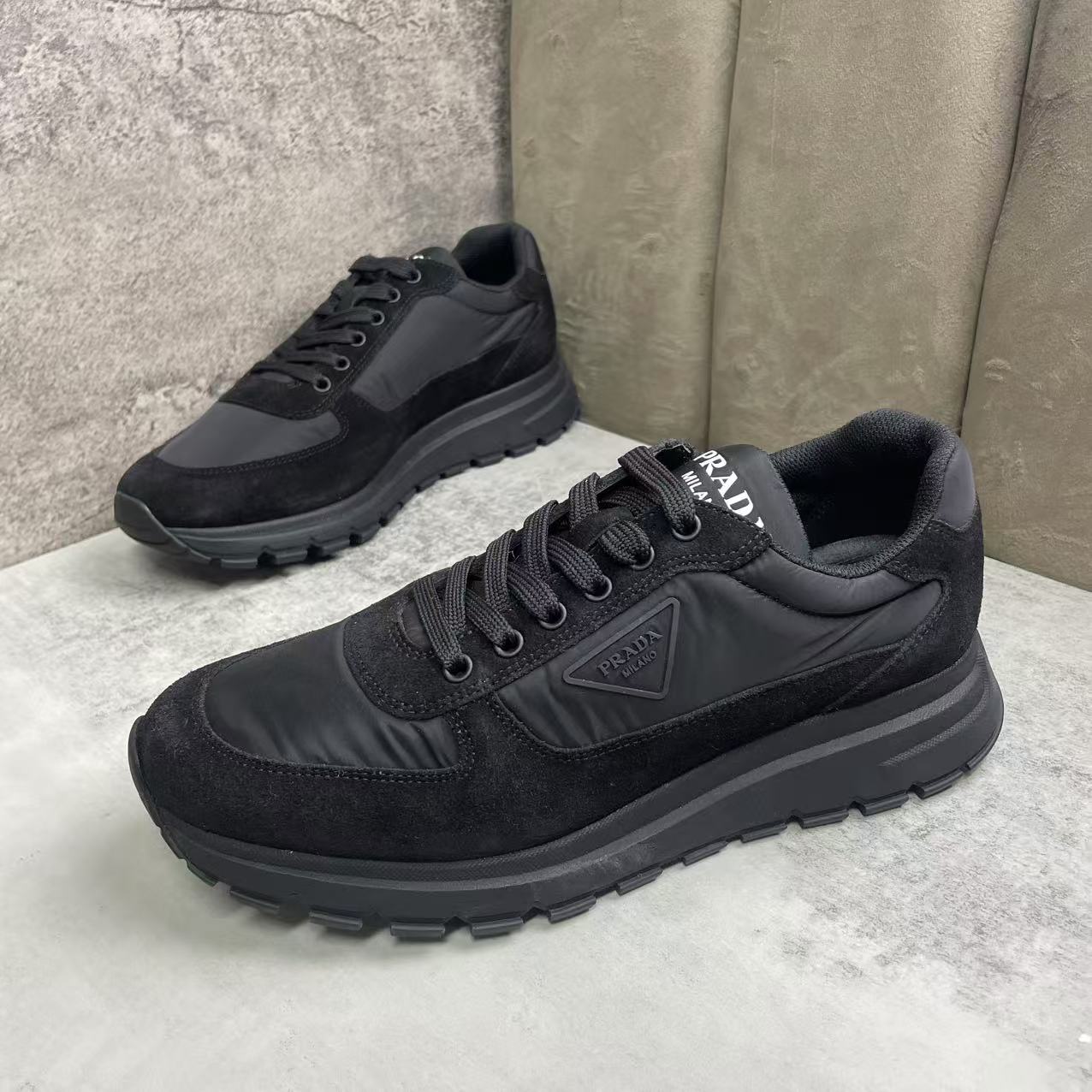 未使用 Prada/普拉达 黑色麂皮尼龙面三角标运动鞋/41.5码