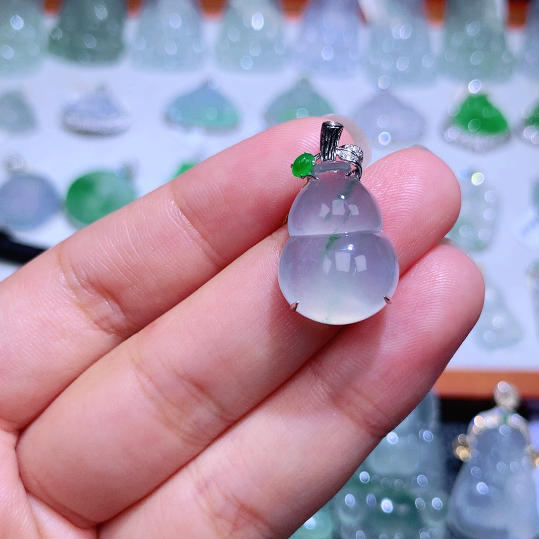 颈饰18K金镶嵌翡翠葫芦