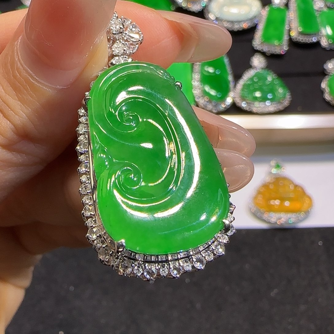 翡翠18K金镶嵌颈饰。