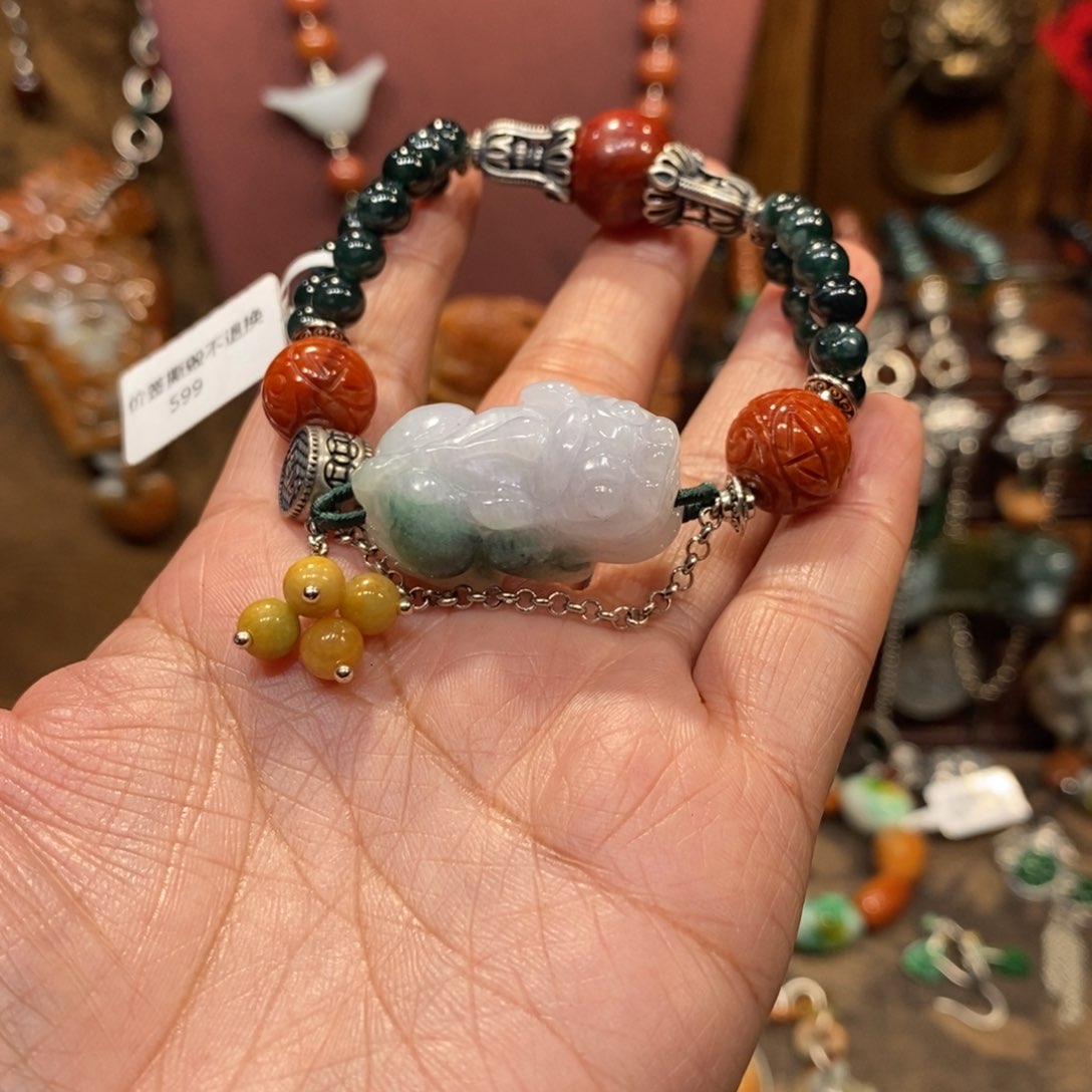 翡翠吊坠(赠链)未镶嵌