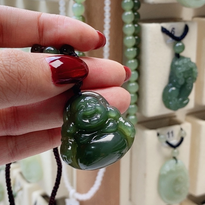 子***”和田玉未镶嵌颈饰