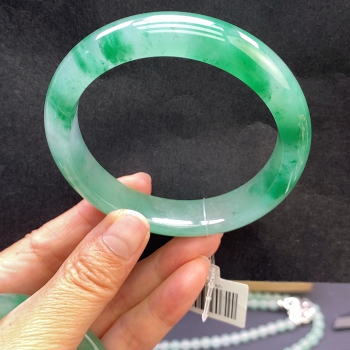 l***y石英质玉未镶嵌手镯