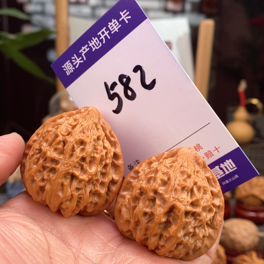 文玩核桃把件40.5金牛582号