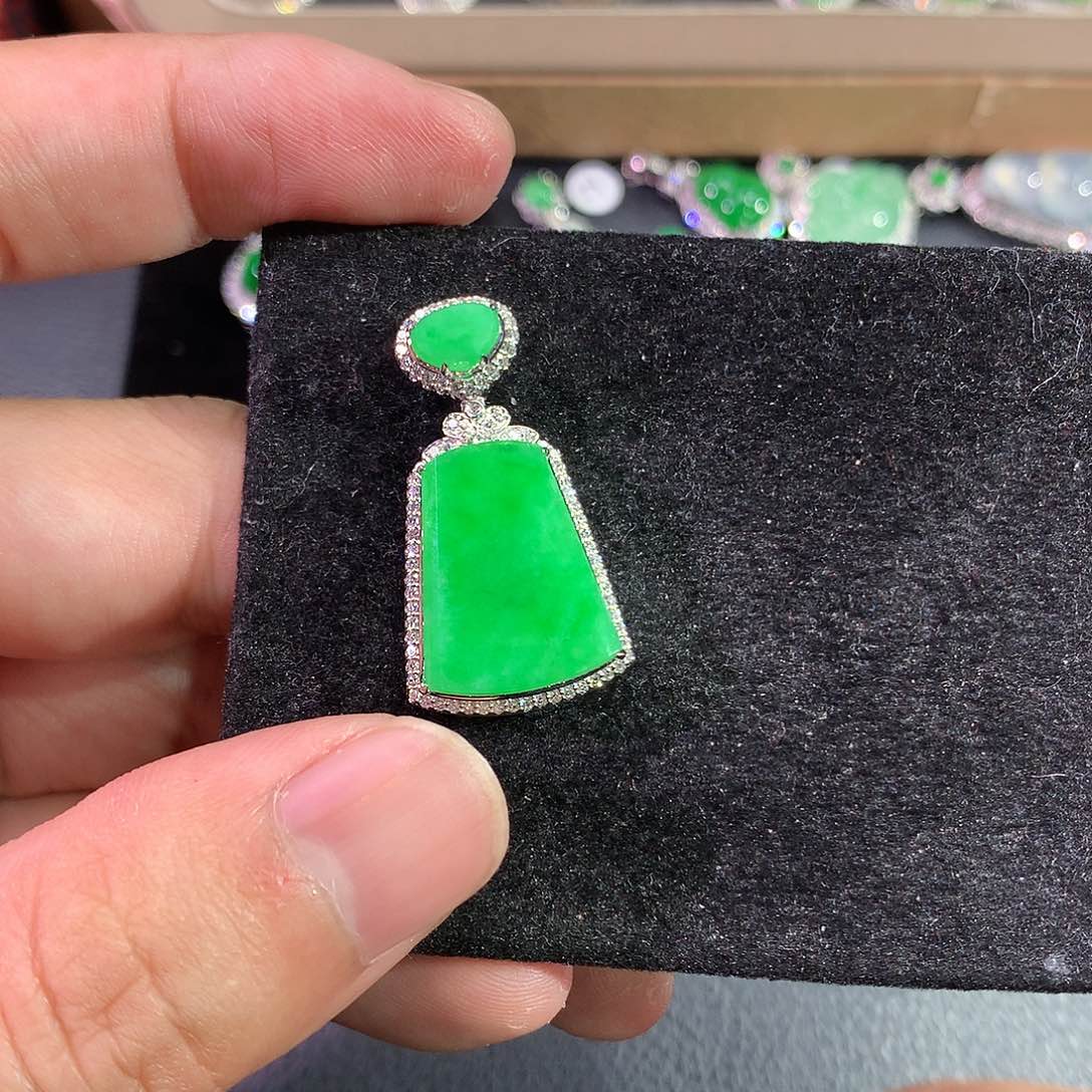 翡翠吊坠(赠链)18K金镶嵌