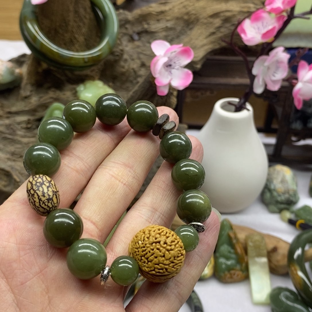 岫岩河磨玉（透闪石质玉）挂件未镶嵌光**月