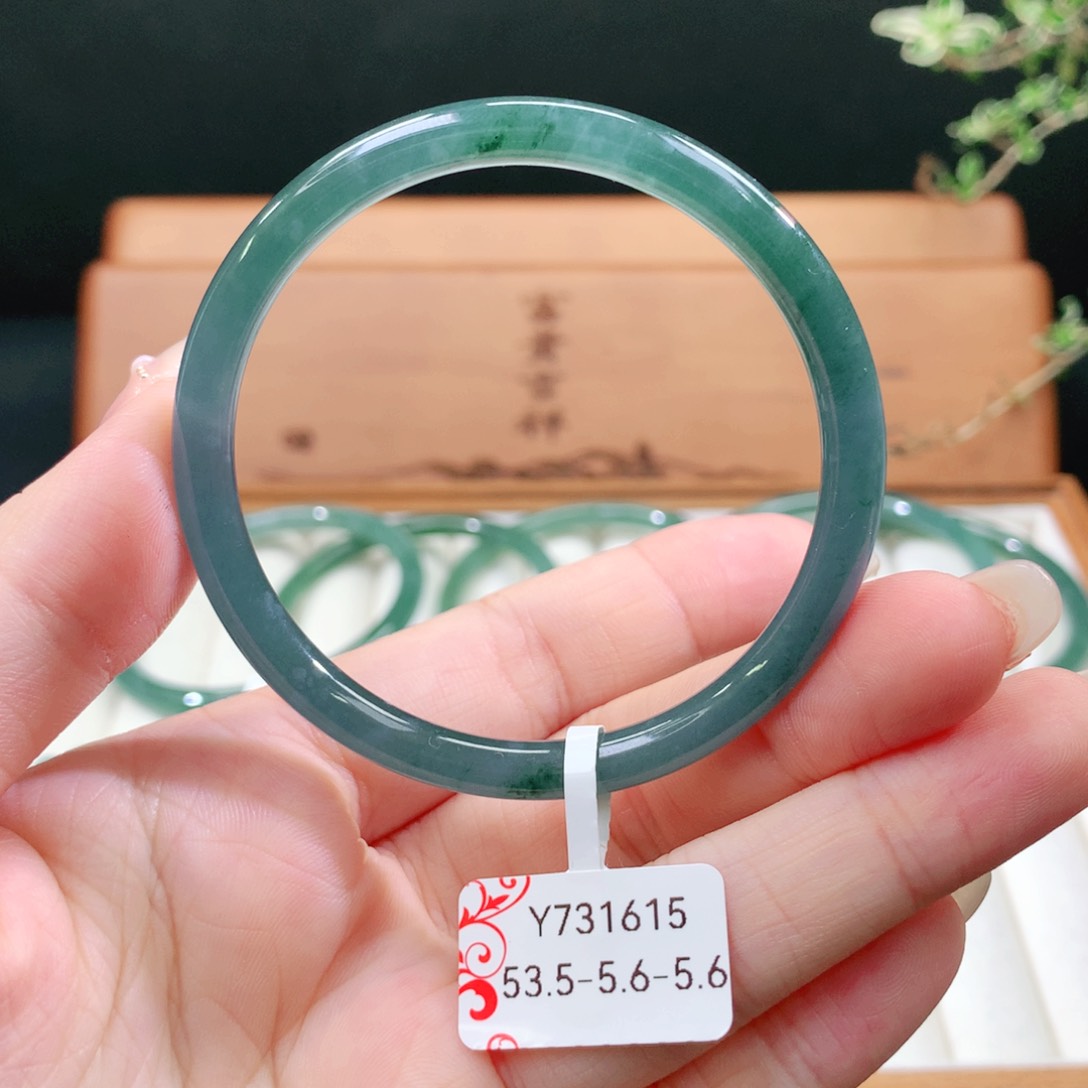 翡翠手镯未镶嵌天然