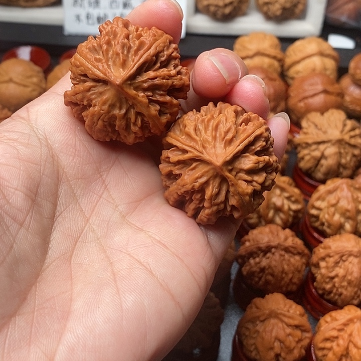 奥***斯文玩核桃吊坠珊瑚三棱