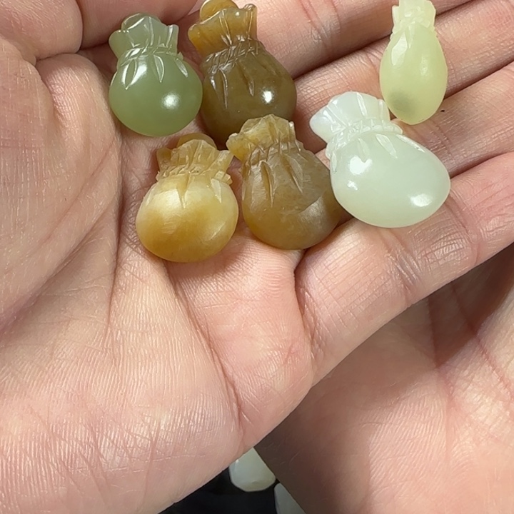 李***庆和田玉未镶嵌颈饰打包价拍一发一