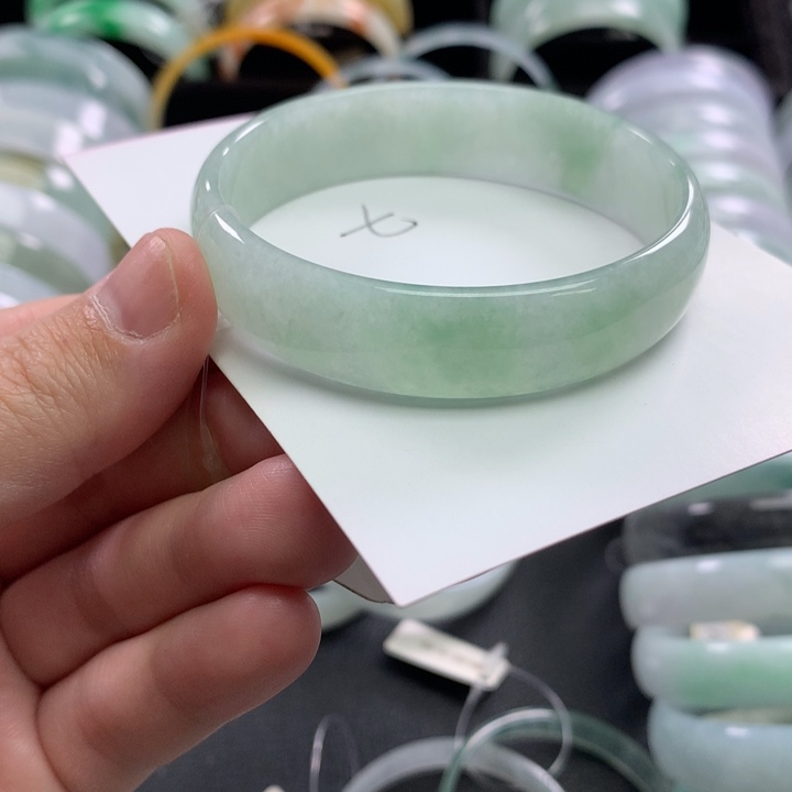 翡翠未镶嵌手镯公主