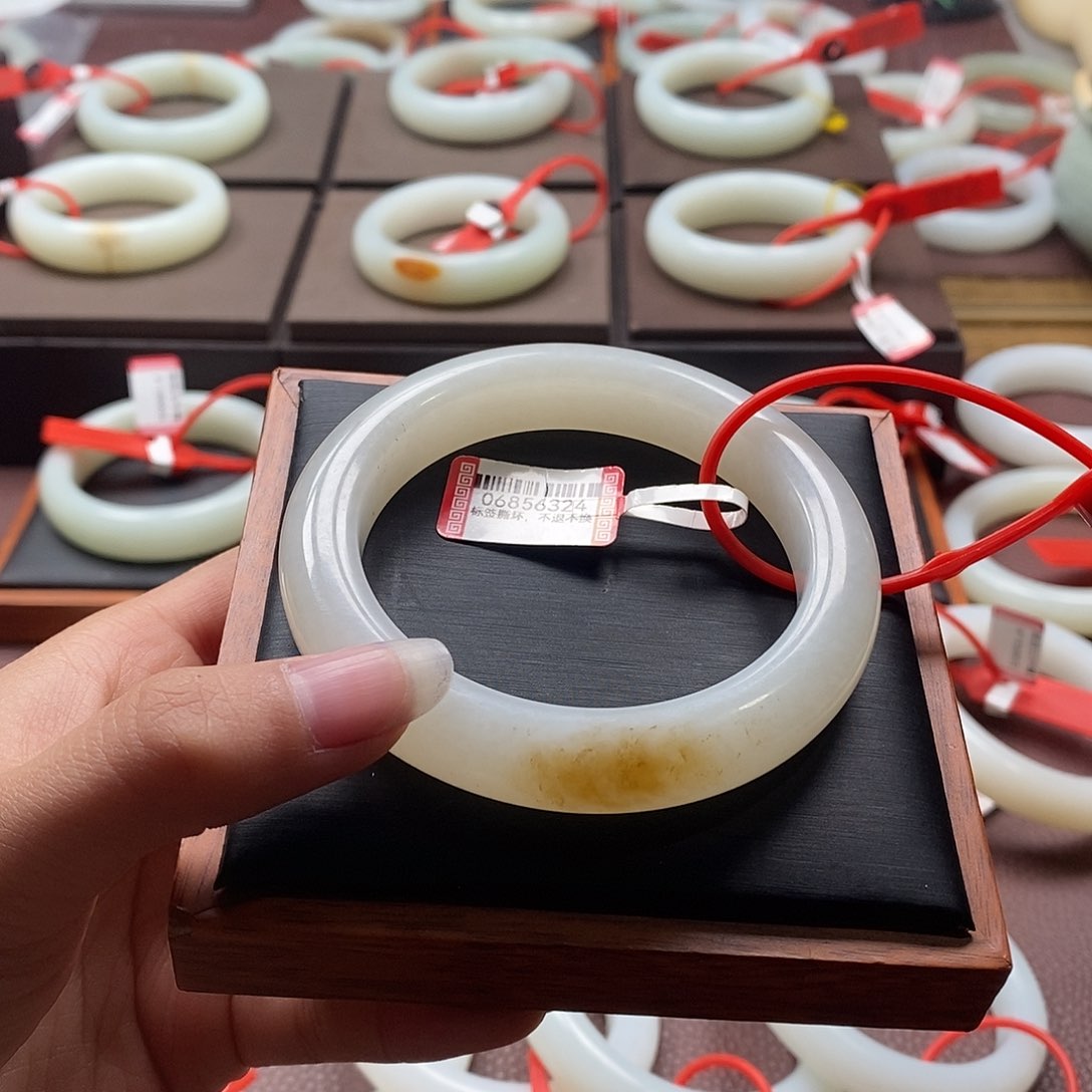 和田玉手镯未镶嵌?****l