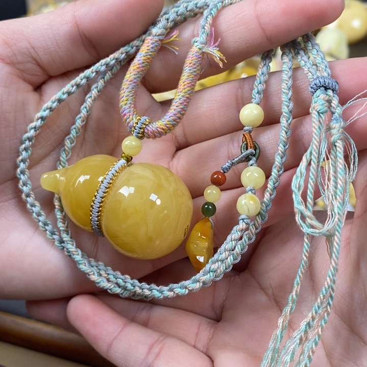 琥珀裸石未镶嵌葫芦