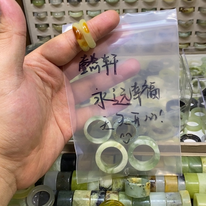 懿****蛇纹石玉未镶嵌戒指