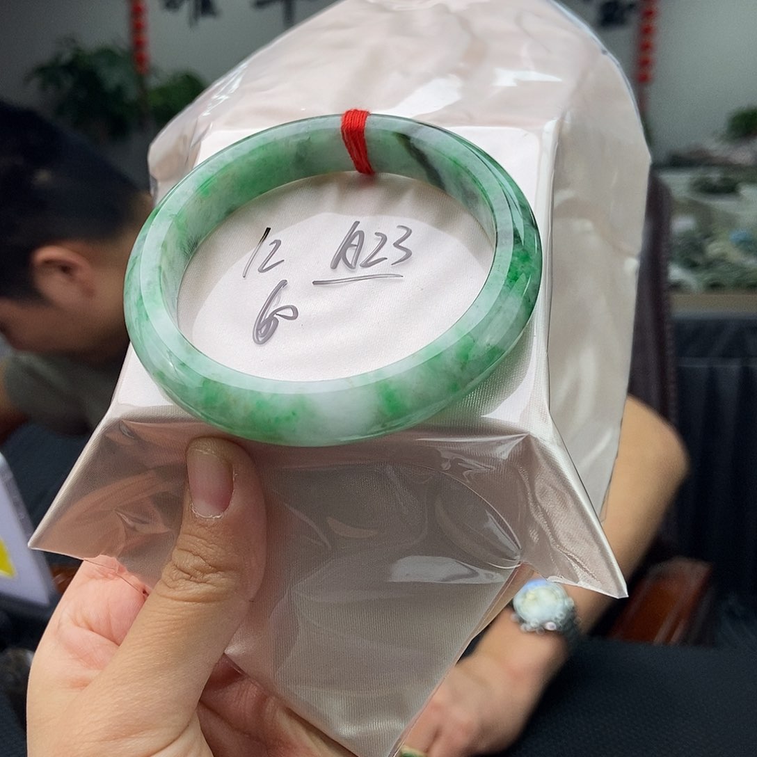 翡翠手镯未镶嵌颜色多样性发拍一发一