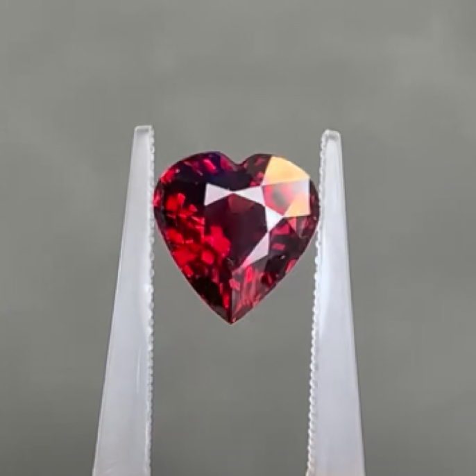天然镁铝石榴石全净玻璃体颜色超美超艳 爆闪满火彩完美 3.31克拉