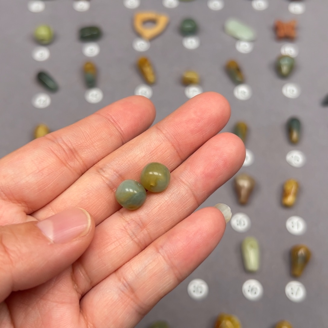 未镶嵌蛇纹石玉颈饰落*。