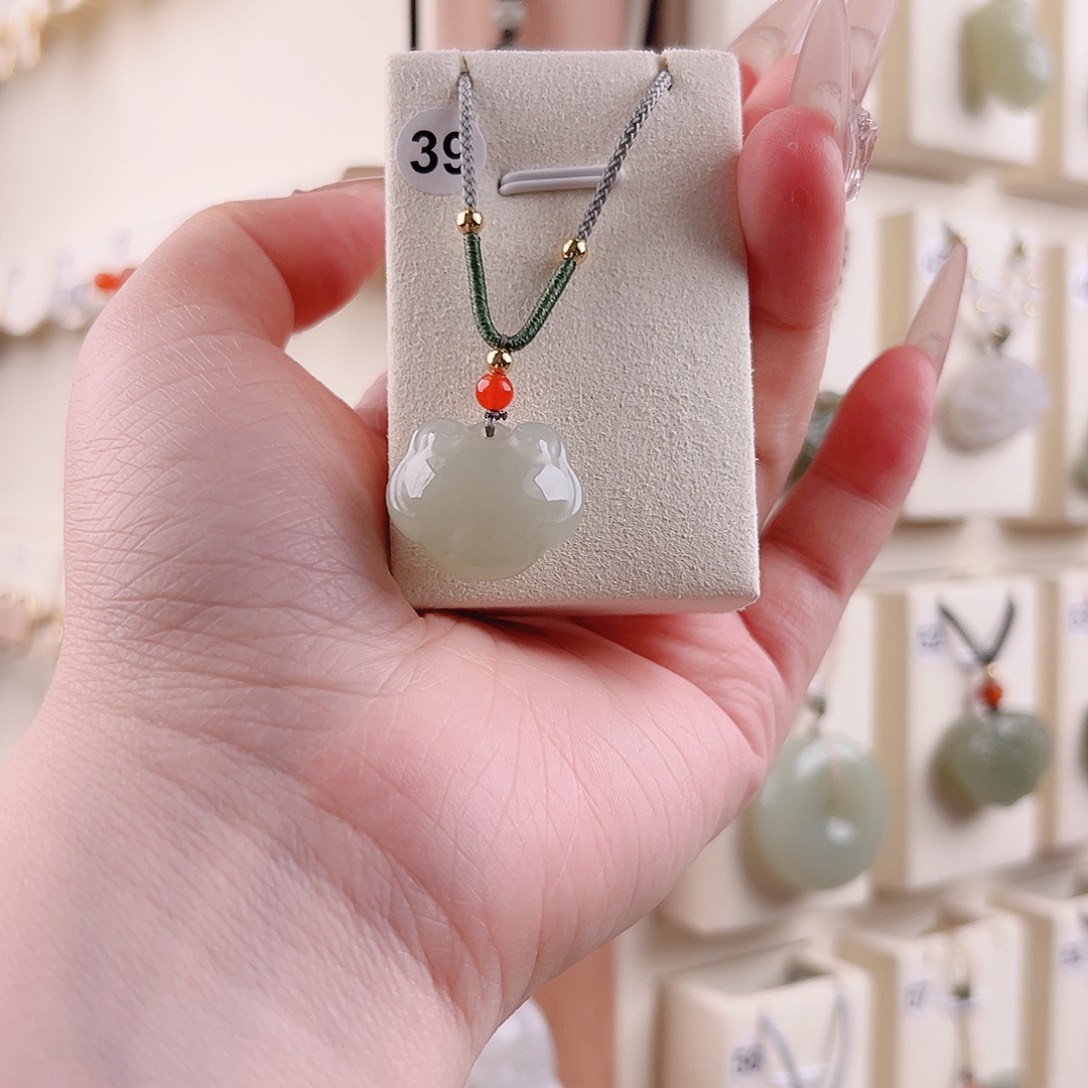 和田玉吊坠(不含链)未镶嵌向*