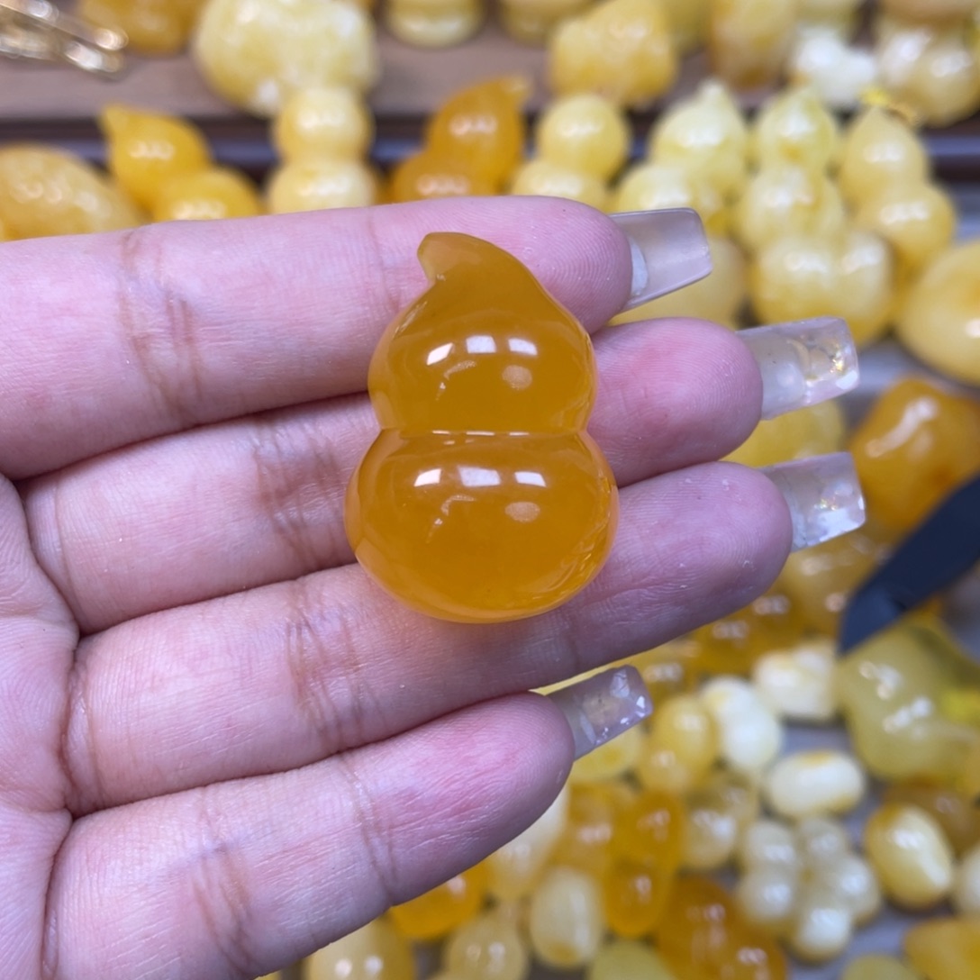 缀***甜琥珀未镶嵌珠宝奇石