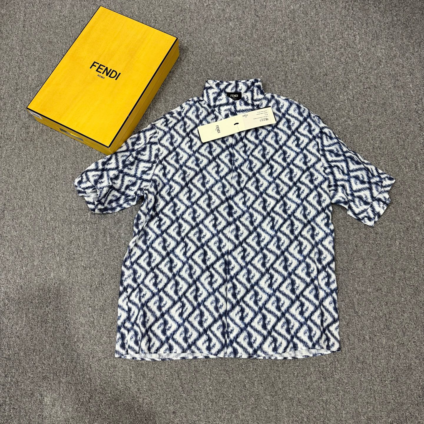 未使用 FENDI/芬迪 18698092新款满Logo短袖衬衫未使用带吊牌38码