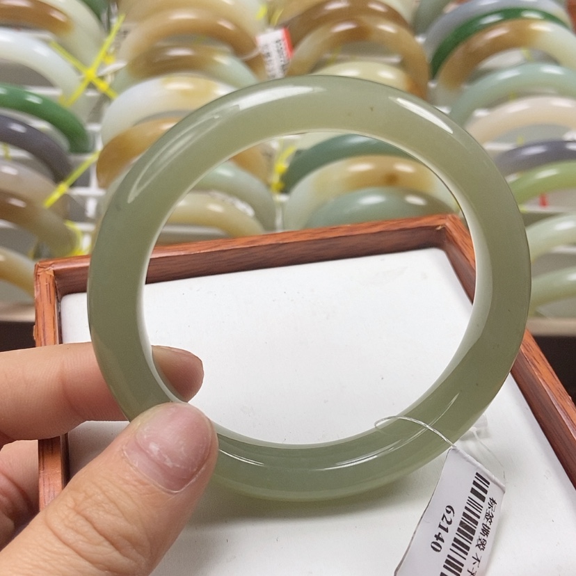 【闪购商品】和田玉手镯未镶嵌58