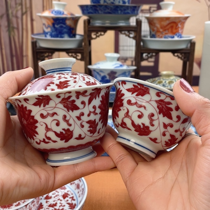 陶摆件釉里红缠枝莲两才盖碗+压手杯