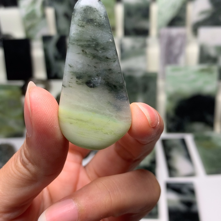 独山玉颈饰未镶嵌