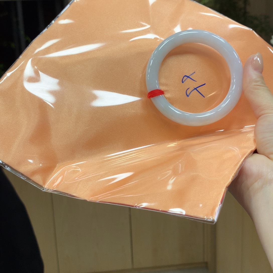 翡翠手镯未镶嵌不退不换