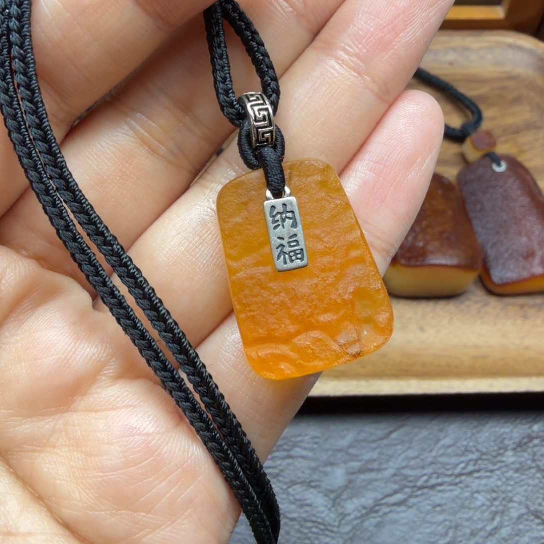 琥珀未镶嵌吊坠(赠链)