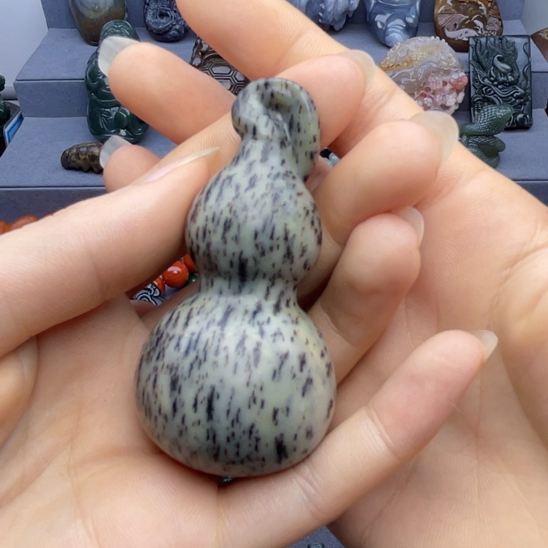 和田玉未镶嵌颈饰皮***飘