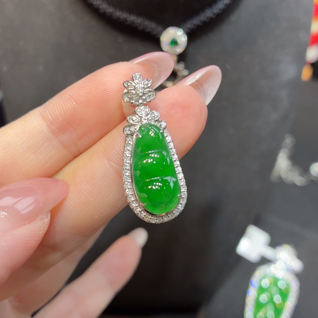 翡翠18K金镶嵌颈饰