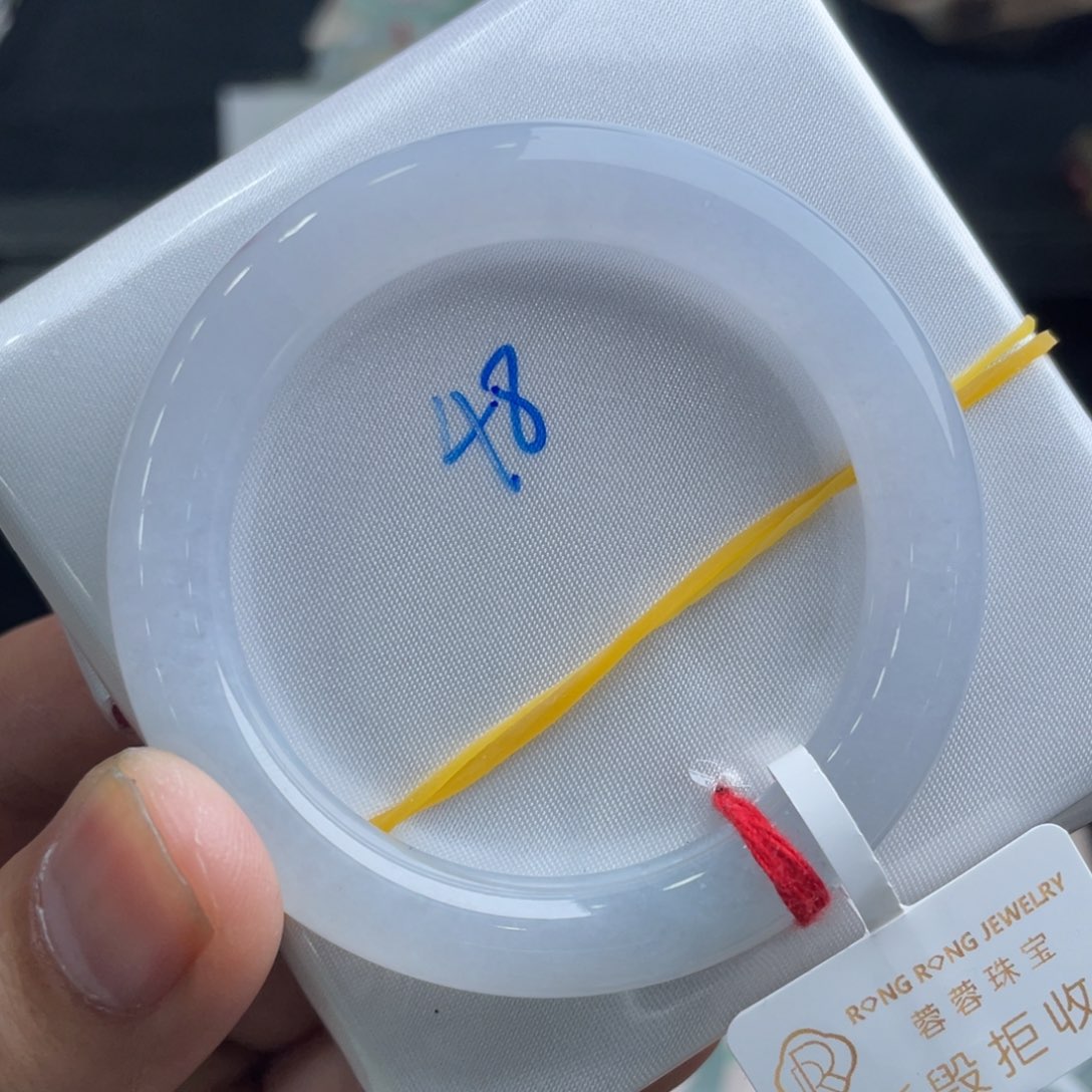 翡翠手镯未镶嵌翡翠手镯