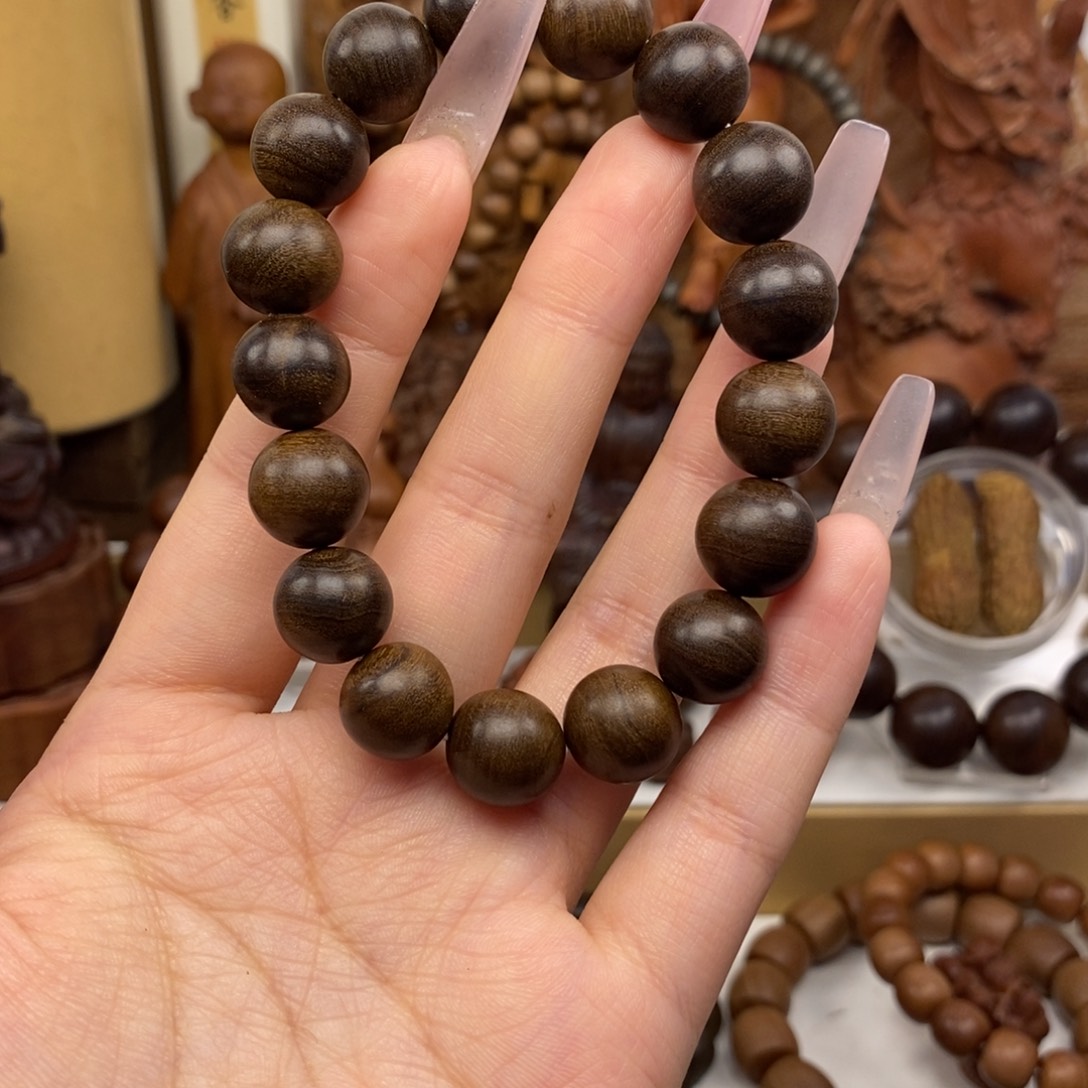 歆***妤檀香木手串/手链迈索尔老山檀香1.2黑肉奶香，瑕疵