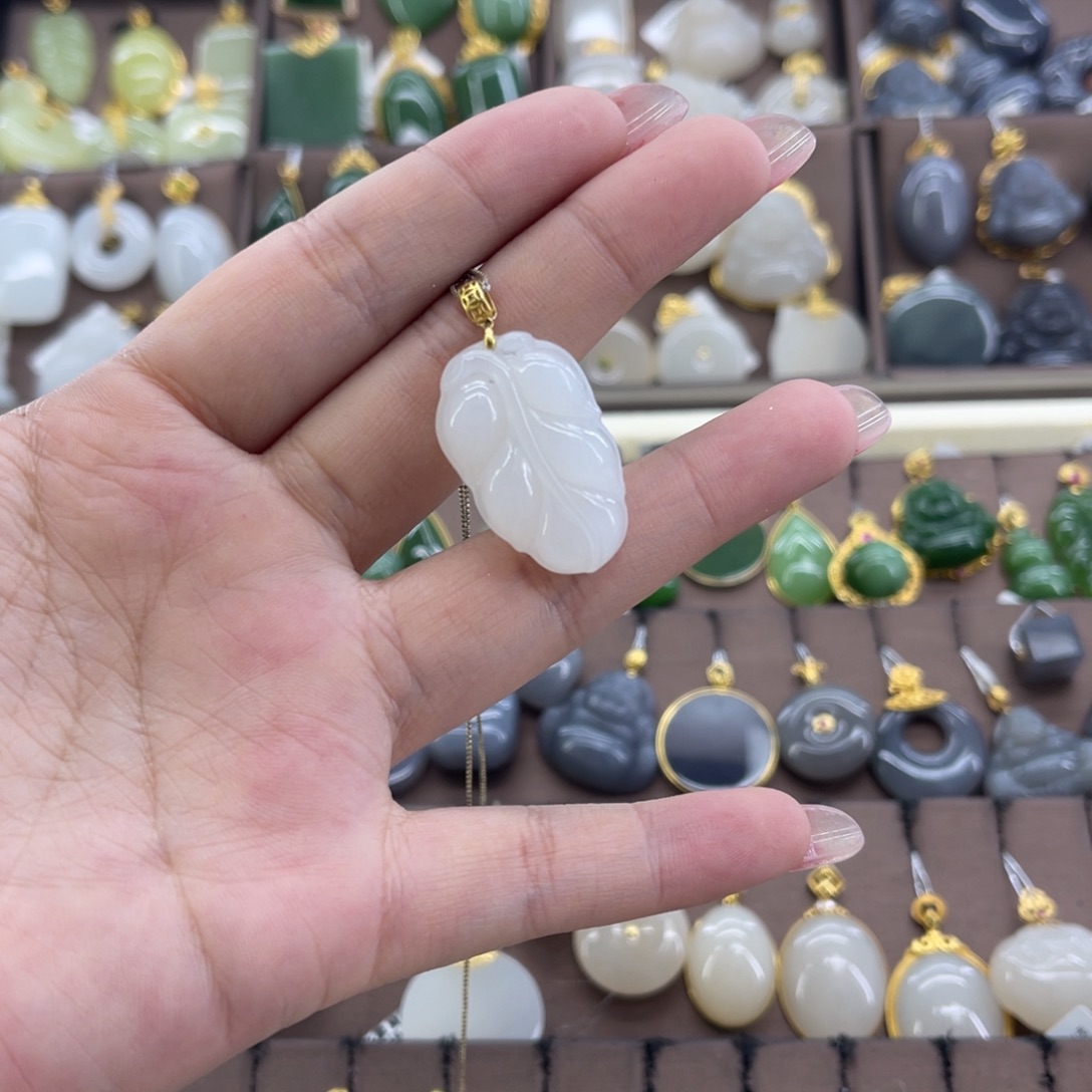 和田玉18K金镶嵌吊坠(赠链)