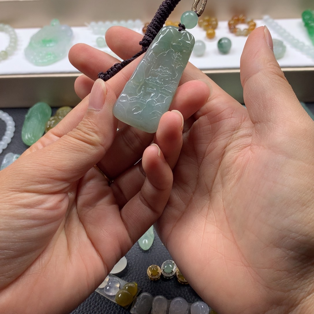 翡翠未镶嵌颈饰山水