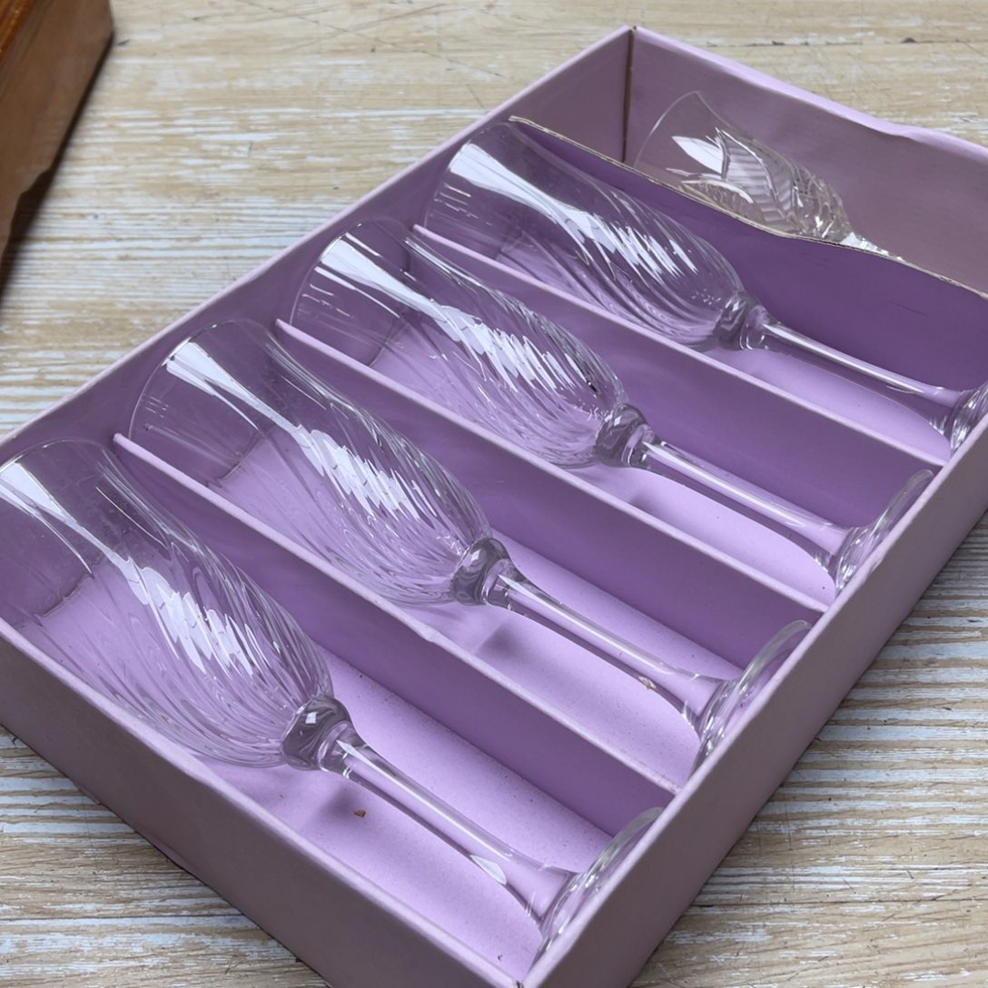 瓷片吉*K密密麻麻的一页纸