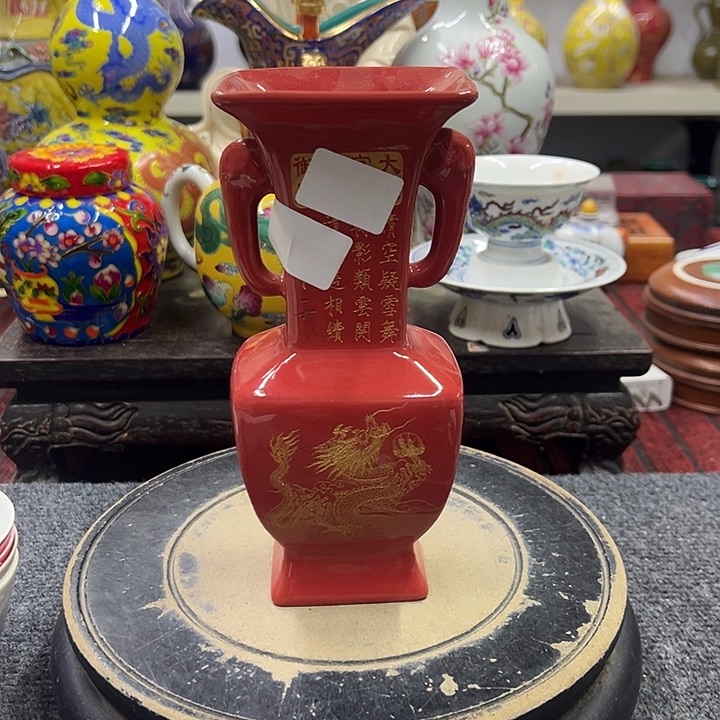 瓷片摆件和家具设计上采用