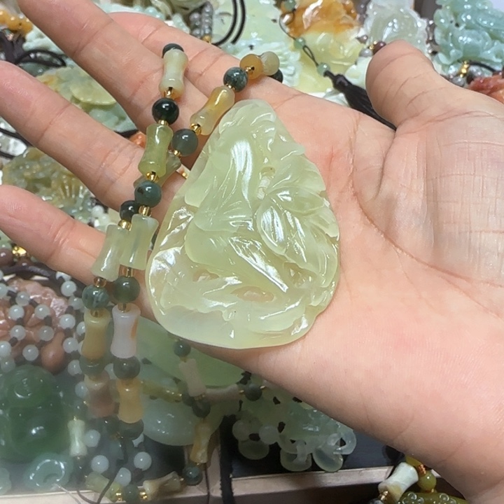 蛇纹石玉未镶嵌吊坠