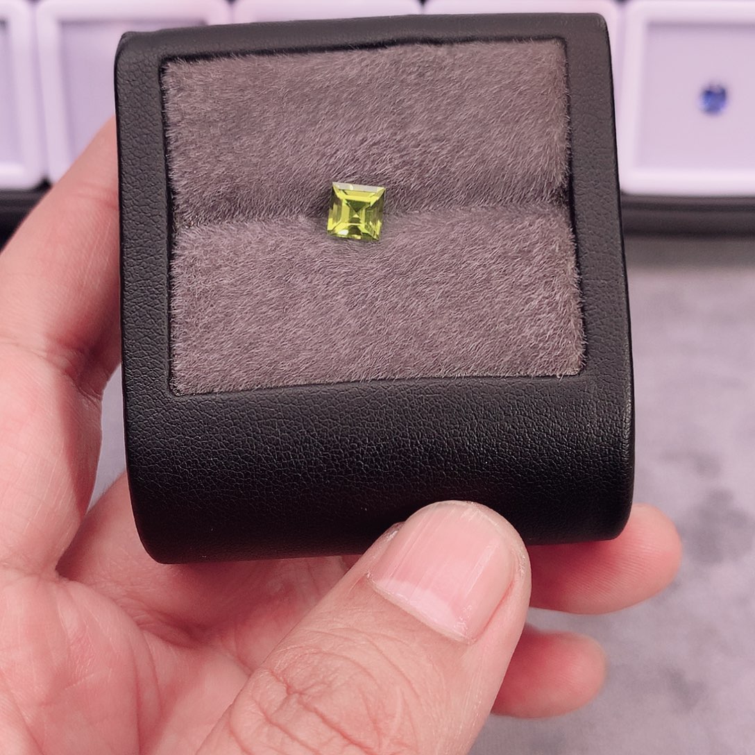 未镶嵌橄榄石裸石1.2克拉晶体干净