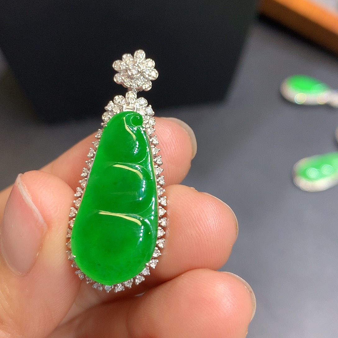 翡翠吊坠(不含链)18K金镶嵌