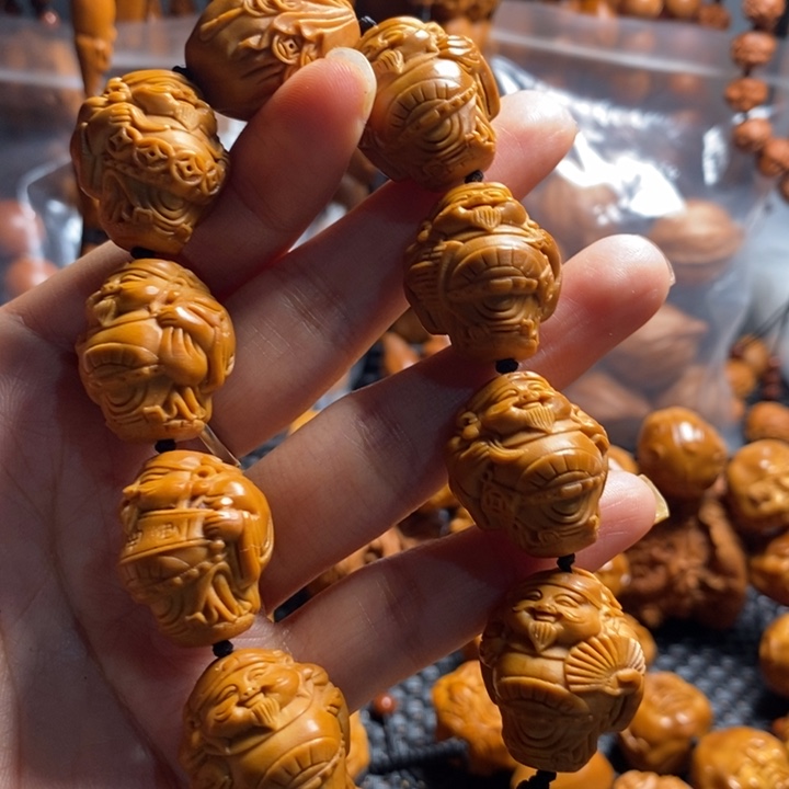 橄榄核吊坠腰缠万贯