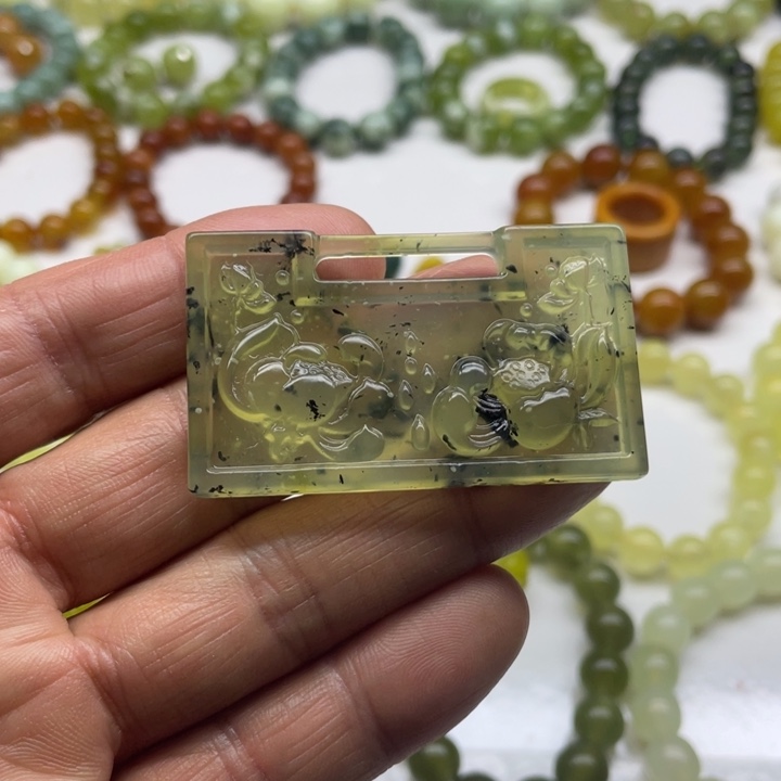 蛇纹石玉吊坠未镶嵌